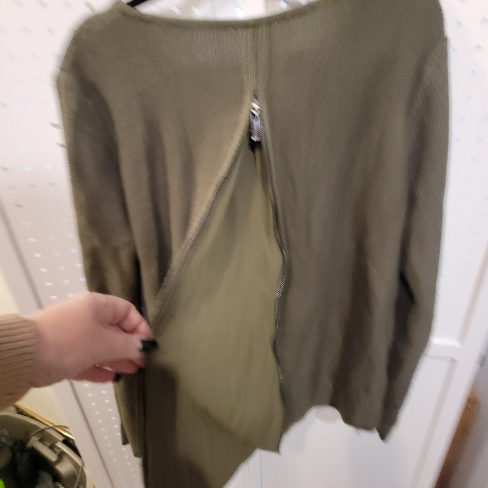 ELAN NWOT CHIFFON INLAY IN BACK WITH ZIPPER. OLIVE LG.